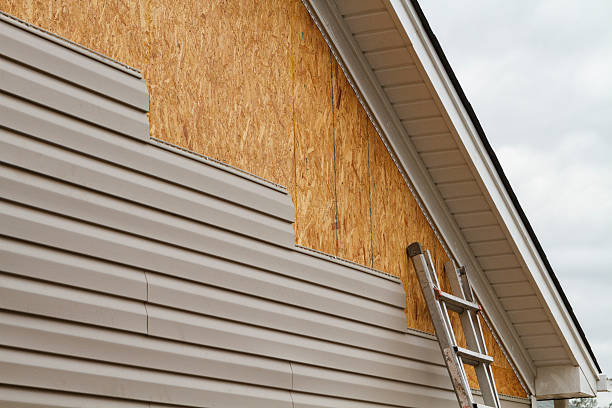 Professional Siding Installation technician working in Leon, VA